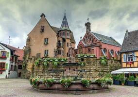 Sint-Leon fontein in eguisheim, Elzas, Frankrijk foto