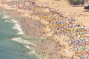 copacabana strand vol op een typische zonnige zondag in rio de janeiro. foto