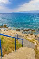 trap naar het paradijselijke turquoise strand novi vinodolski kroatië.