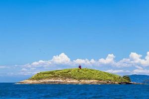 panorama van tropische eilanden ilha grande angra dos reis brazilië. foto