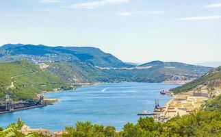 de blauwe baai en de haven van bakarski zaliv, bakar, kroatië