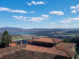 rood pannendak van de huizen van het dorp in Italiaanse Alpen foto