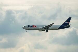 Bangkok, Thailand - augustus 26, 2023 FedEx uitdrukken bereiden voor landen Bij suvarnabhumi luchthaven, Thailand foto