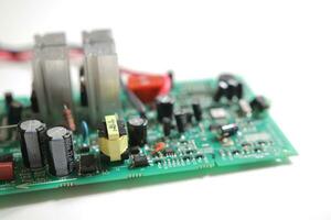 macht levering modern gedrukte schakeling bord met elektronisch componenten met transistor. pcb detail foto