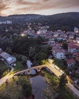 luchtfoto van een zeer oude brug in dryanovov, bulgarije tijdens zonsondergang foto