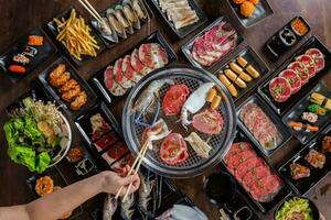 hartig gegrild geneugten Japanse stijl bbq partij met verrukkelijk rooster schotel en vlees regelingen foto