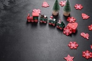 rode en witte elementen die worden gebruikt om de kerstboom te versieren foto