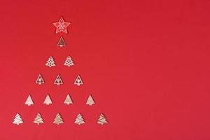 rode en witte elementen die worden gebruikt om de kerstboom te versieren foto