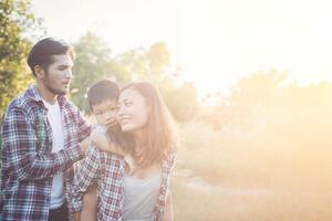 gelukkig jong gezin tijd samen buiten doorbrengen. familie liefde concept foto