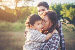 gelukkig jong gezin tijd samen buiten doorbrengen. familie liefde concept foto