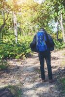 wandelaar man avontuur op vakantie. vakantie toerisme concept. foto