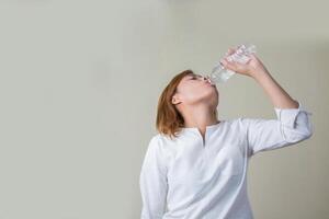 jonge vrouw drinkwater ziet er zo fris uit foto