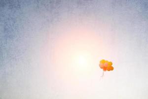 vintage van kleurrijke ballonnen die de lucht in vliegen foto