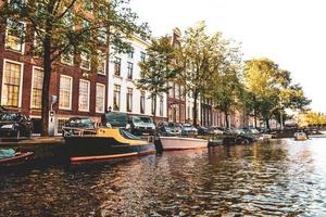 gebouwen langs de rivier in amsterdam, nederland foto