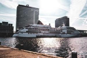 cruiseschip in amsterdam, nederland, europa foto