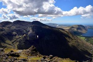 paragliders over lingmell viel foto