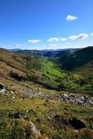 de groene velden van de seathwaite-vallei foto