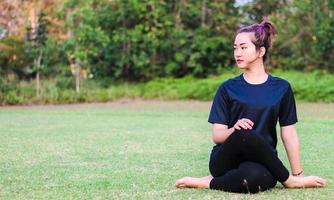 mooie Aziatische vrouw - yoga in het park