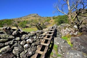 houten ladder over de droge stenen muur foto