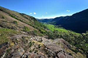 de groene velden van de seathwaite-vallei foto