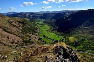 de groene velden van de seathwaite-vallei foto