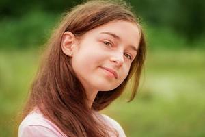 mooi jong meisje. portret van een tienermeisje buitenshuis foto