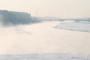 prachtig mystiek winterlandschap met een zonsondergang over de rivier de neva foto