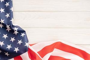 Amerikaanse vlag op witte rustieke houten tafel met kopie ruimte. bovenaanzicht foto