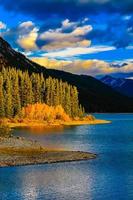 herfstkleuren bij het bovenste kananaskis-meer. provinciaal park peter lougheed foto