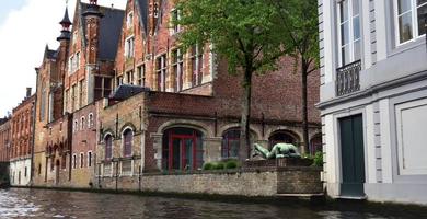 brugge, belgië - 29 april 19, een oud gebouw aan de waterkant van het kanaal in de stad brugge foto