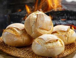 mand met brood gebakken in een houtoven foto