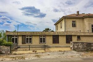 oude verlaten gebroken vuile woningbouw in novi vinodolski, kroatië.