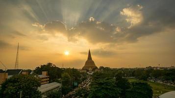 zonsondergang bij phra pathom chedi nakhon pathom provincie, thailand