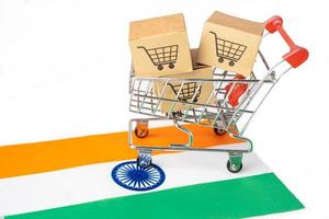 doos met winkelwagenlogo en vlag van india, foto