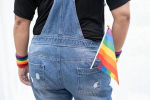 aziatische dame met regenboogkleurenvlag, symbool van lgbt foto