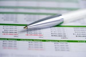 pen op spreadsheet voor accountfinancieringszaken foto