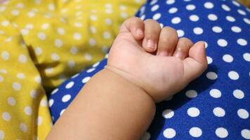 weinig baby's hand- Holding foto