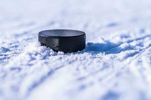 hockey puck leugens Aan de sneeuw detailopname foto