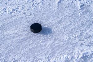 hockey puck leugens Aan de sneeuw detailopname foto
