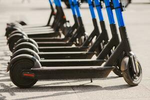 elektrisch scooters zijn geparkeerd in de stad centrum. modern openbaar mobiel vervoer foto