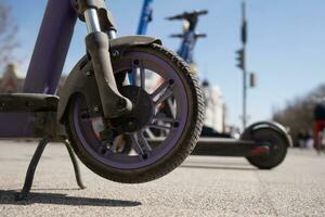 elektrisch scooters zijn geparkeerd in de stad centrum. modern openbaar mobiel vervoer foto