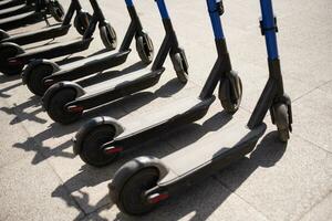 elektrisch scooters zijn geparkeerd in de stad centrum. modern openbaar mobiel vervoer foto