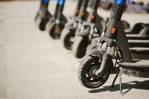 elektrisch scooters zijn geparkeerd in de stad centrum. modern openbaar mobiel vervoer foto