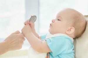 moeder voeden haar baby borst pap dag foto