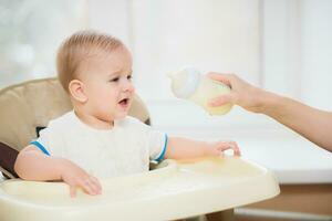 moeder feeds baby van een fles van melk foto