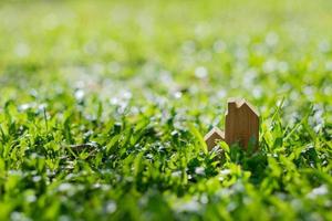 miniatuur huismodel op grasachtergrond foto