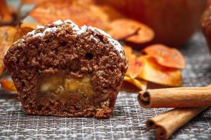 chocolade muffins met appel vulling foto