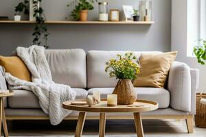 Scandinavisch leven kamer interieur met ontwerp grijs bank, houten koffie tafel, planten, plank, voorjaar bloemen in vaas, decoratie en elegant persoonlijk accessoires Bij huis decor. generatief ai. foto