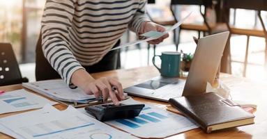 close-up van man of accountant hand met pen aan het werk foto