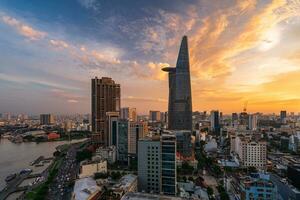 ho chi minh stad, viet naam 5 augustus 2023 zonsondergang Bij wijk 1, antenne visie van de bitexco toren, een van de mooi kantoor gebouw in ho chi minh stad foto